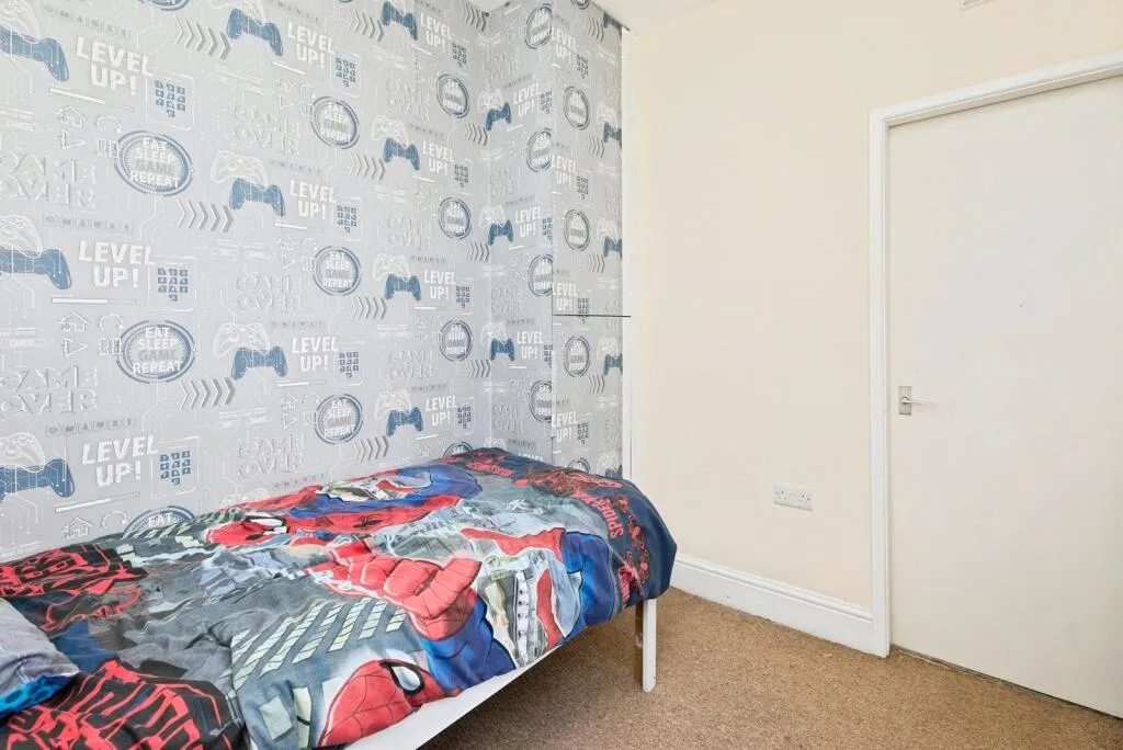 3 bed End of Terrace