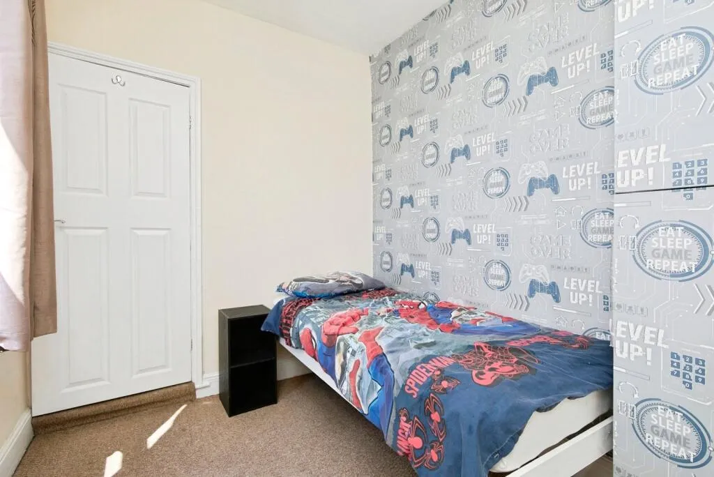 3 bed End of Terrace