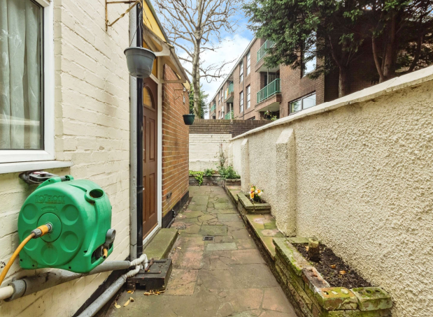 3 bed End of Terrace