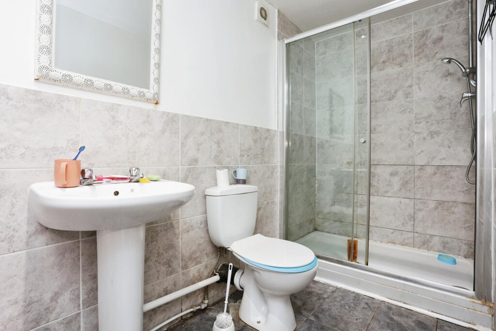 4 bed End of Terrace