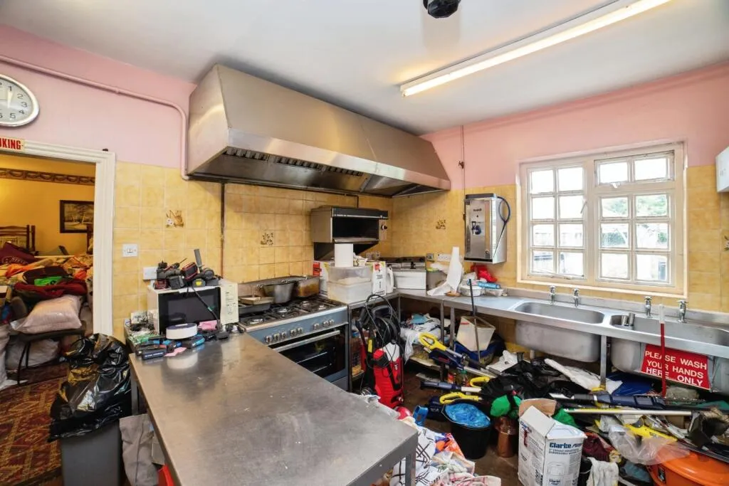 8 bed Character Property