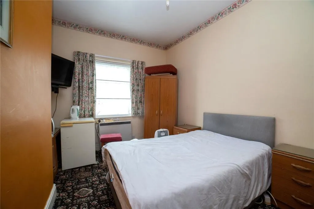 8 bed Character Property