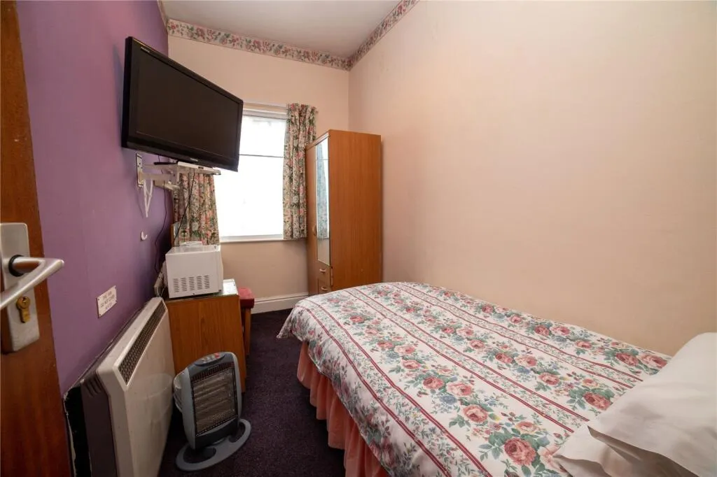 8 bed Character Property