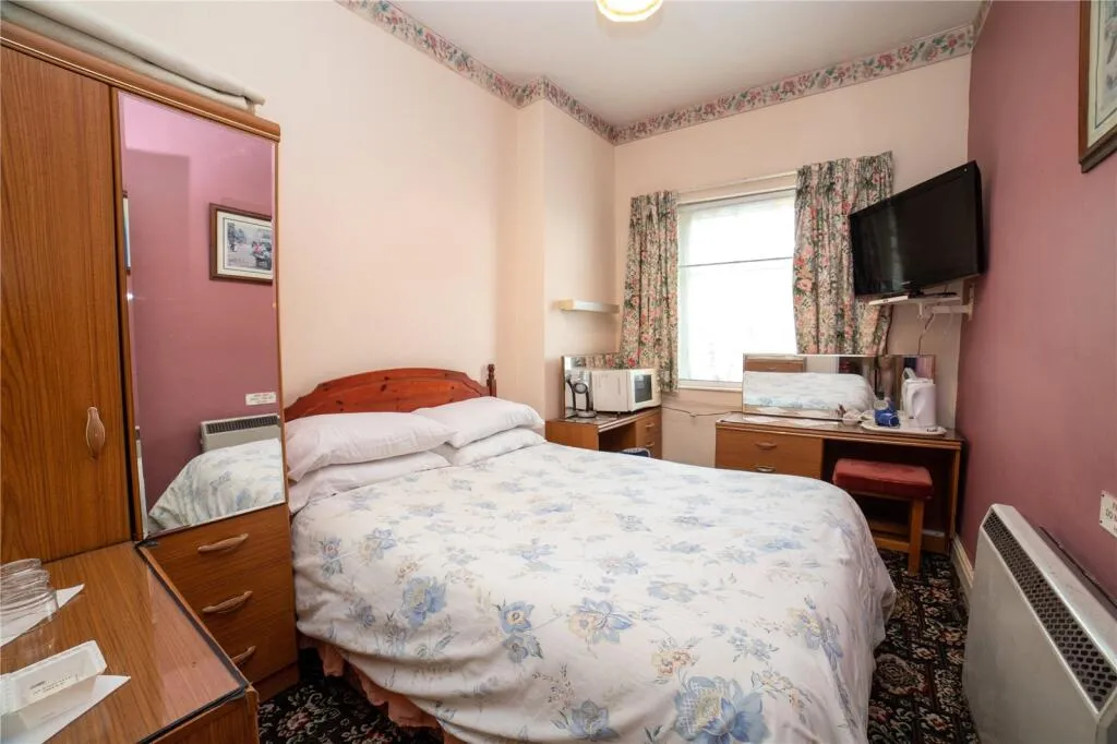 8 bed Character Property