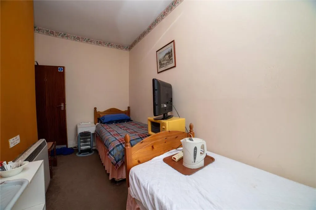 8 bed Character Property