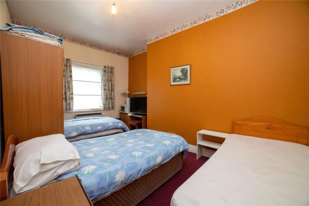 8 bed Character Property