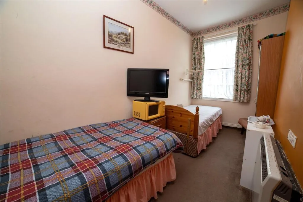 8 bed Character Property