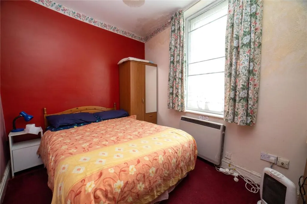 8 bed Character Property