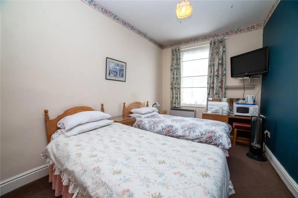 8 bed Character Property