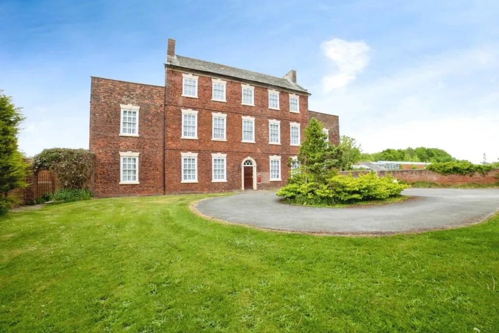 8 bed Character Property