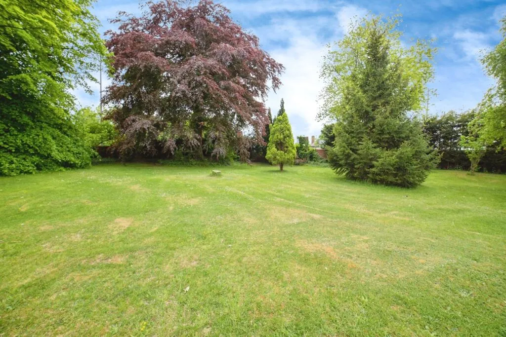 8 bed Character Property