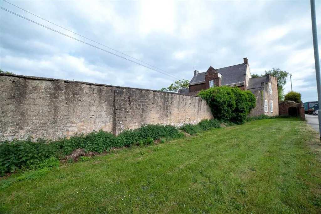 8 bed Character Property