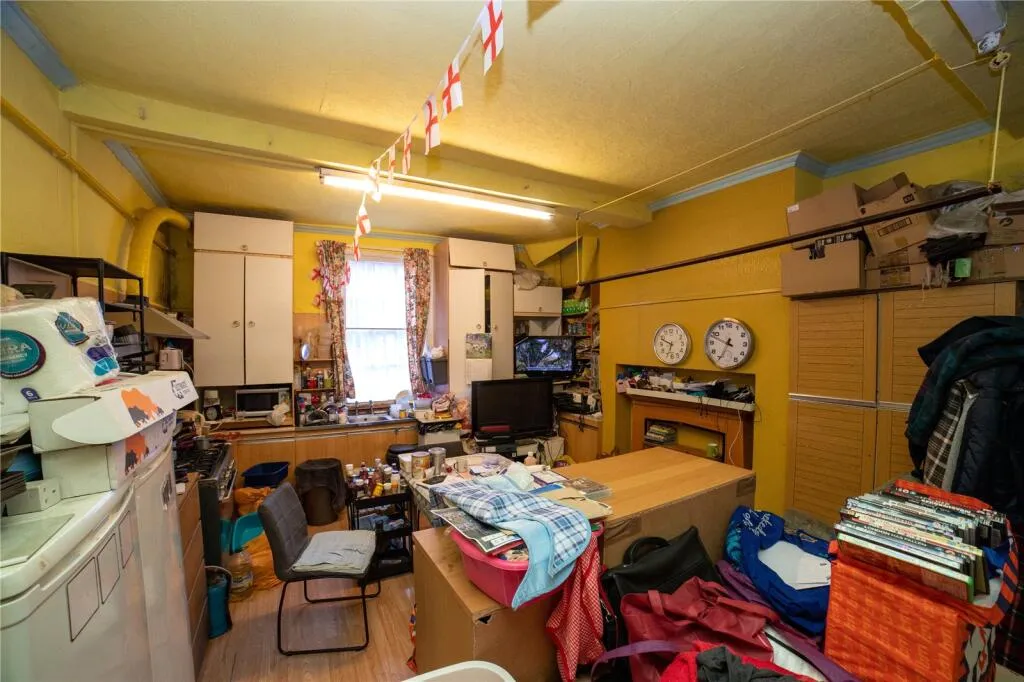 8 bed Character Property