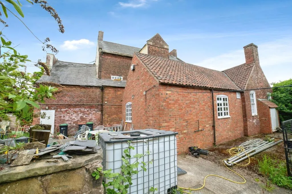 8 bed Character Property