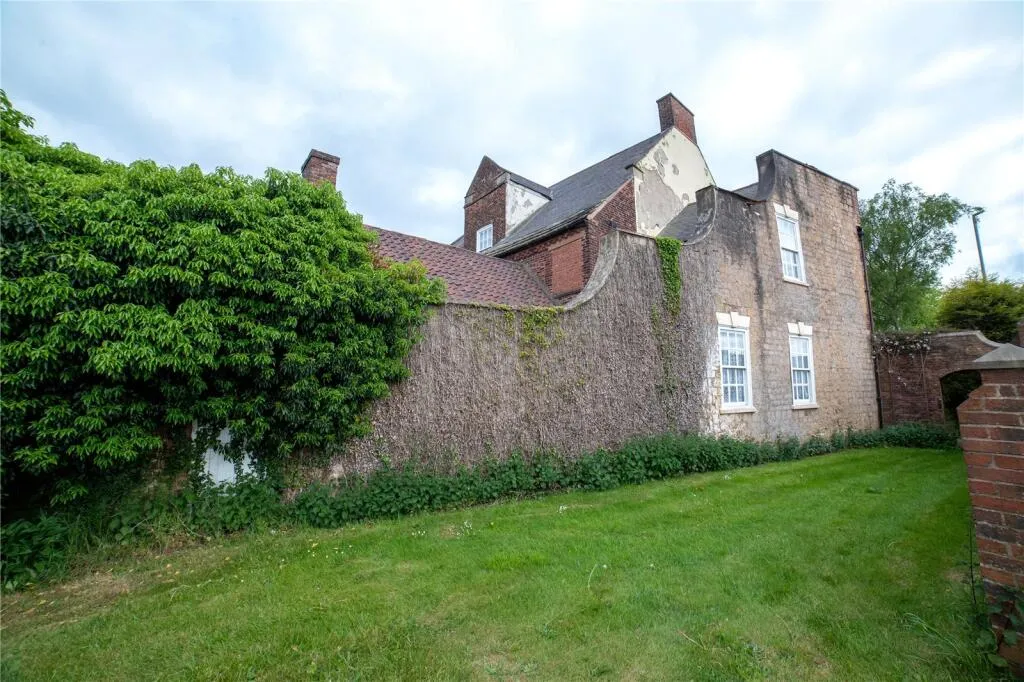 8 bed Character Property