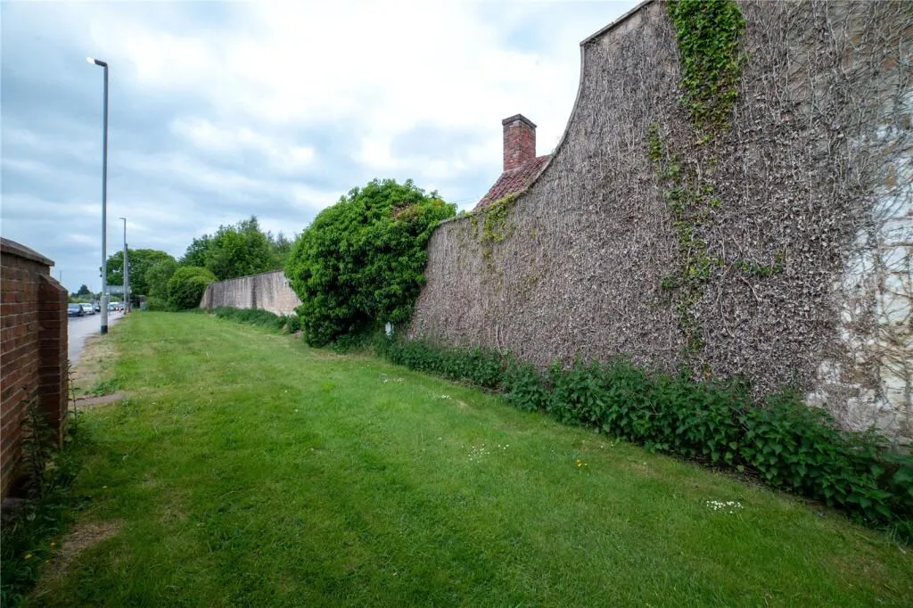 8 bed Character Property