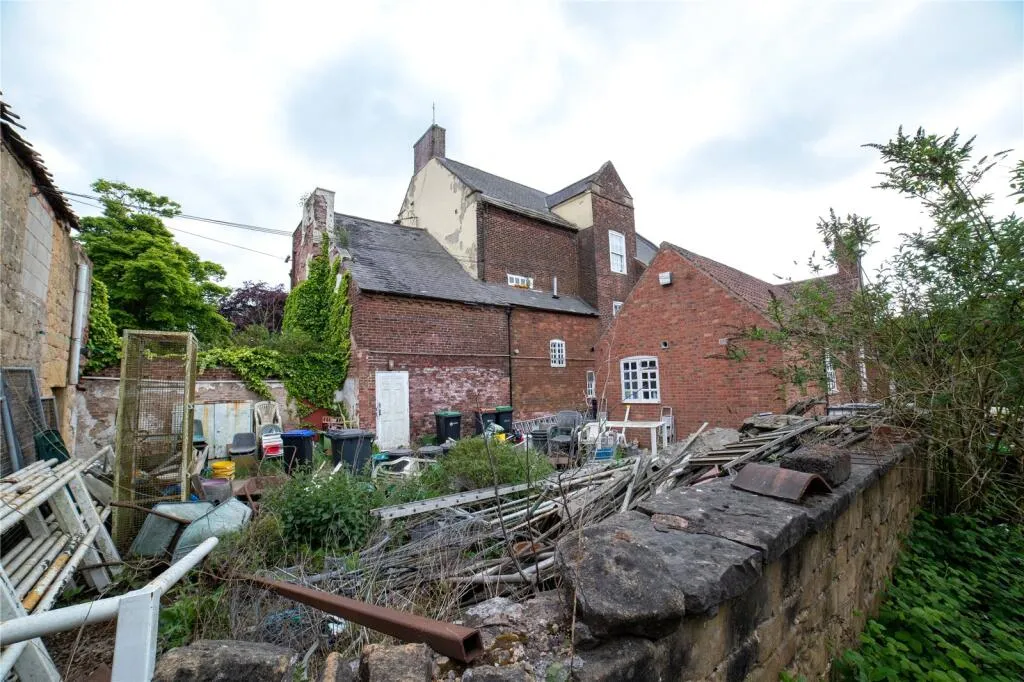 8 bed Character Property
