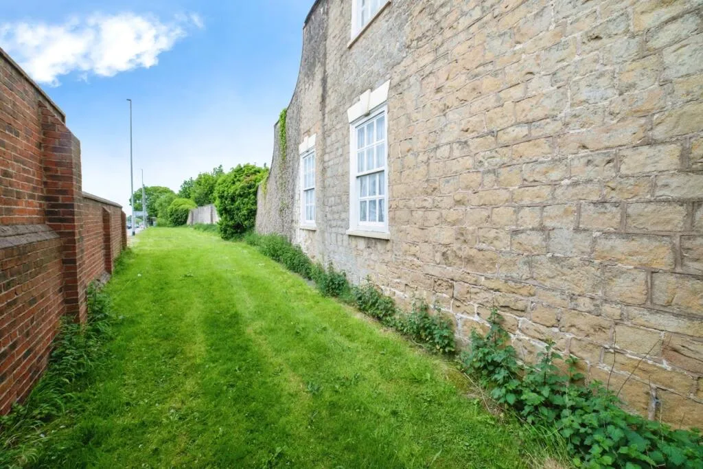 8 bed Character Property