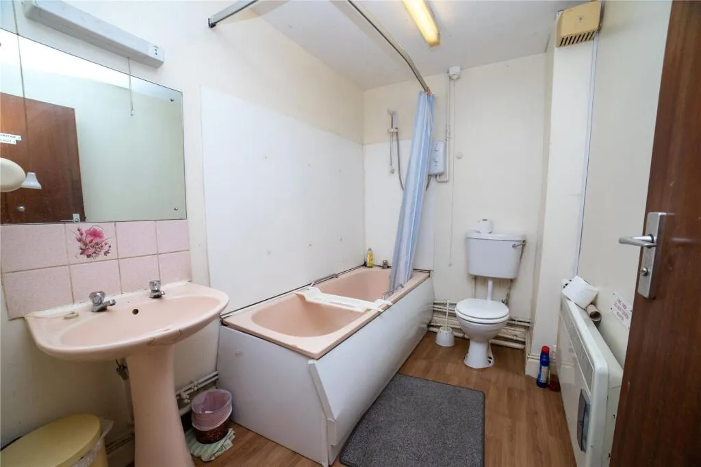 8 bed Character Property