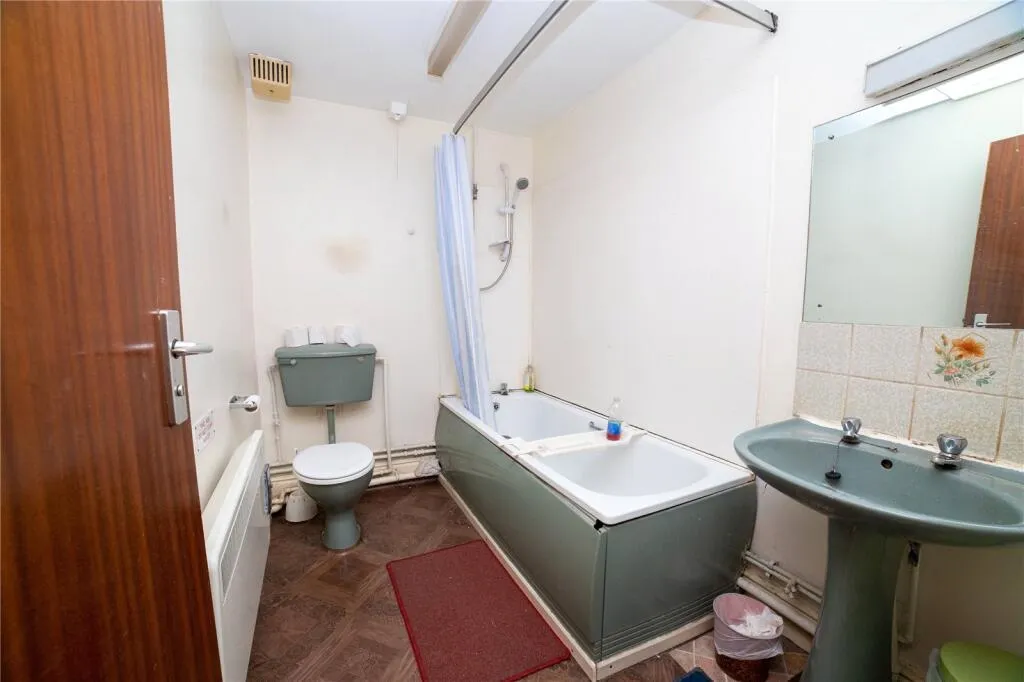 8 bed Character Property