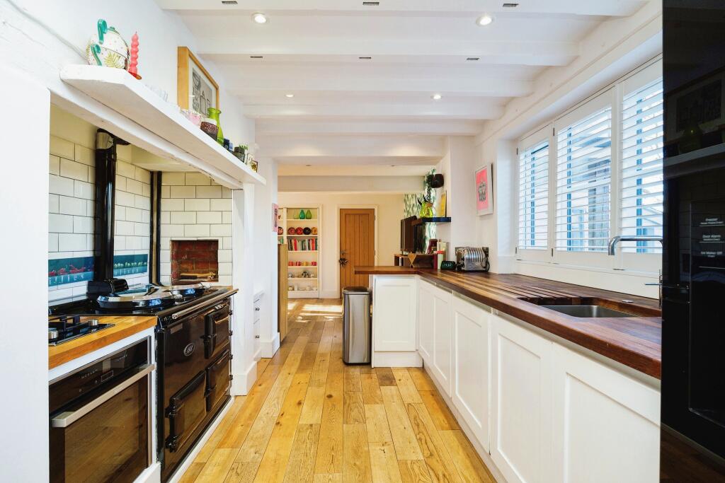 5 bed Detached