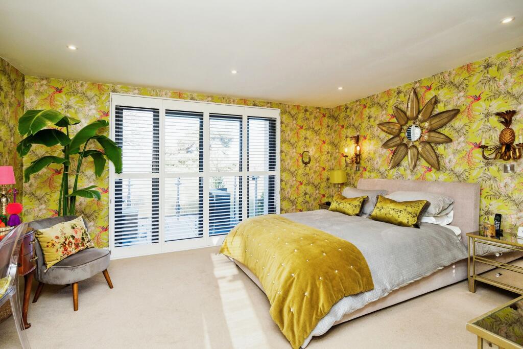 5 bed Detached