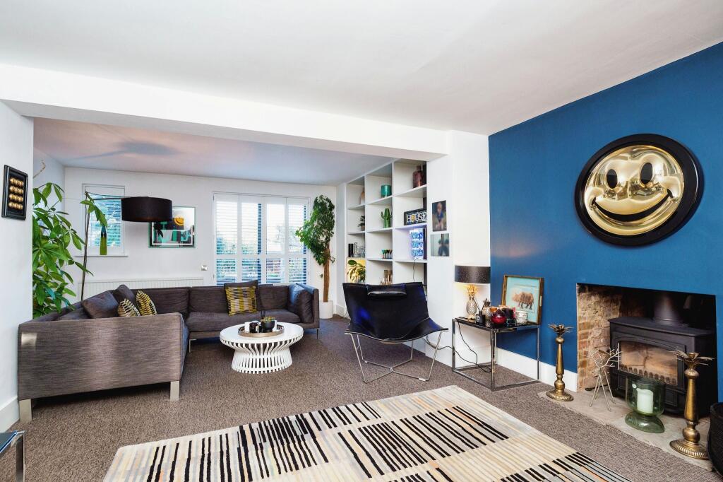 5 bed Detached