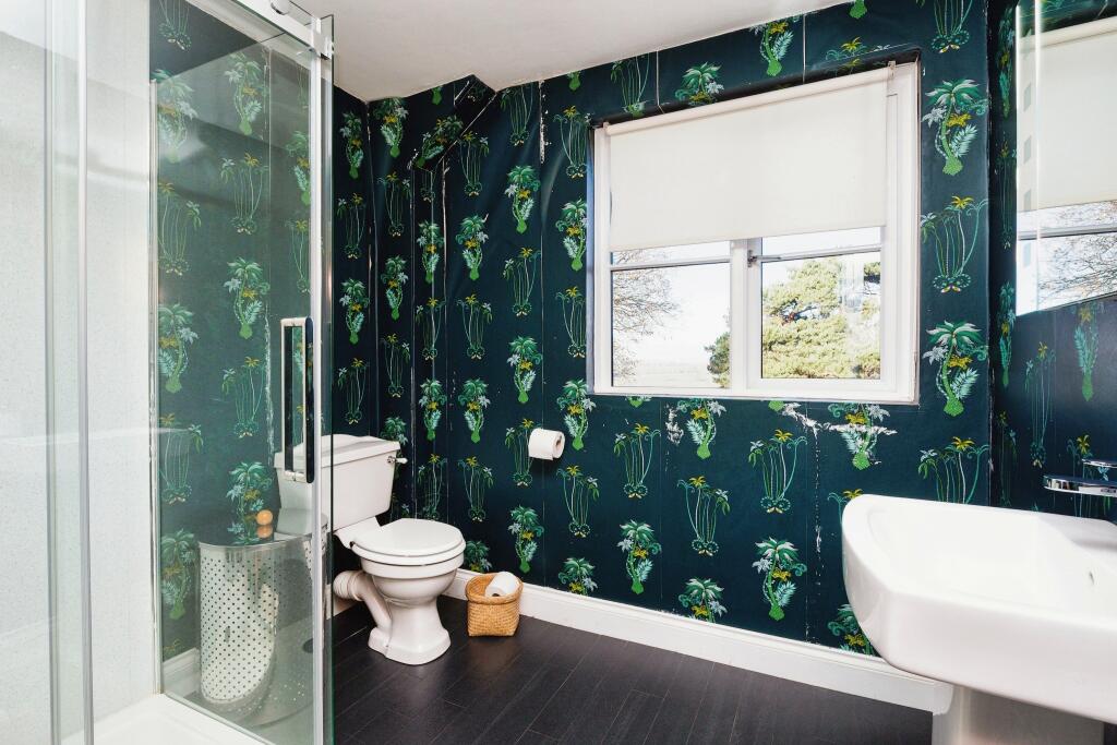 5 bed Detached