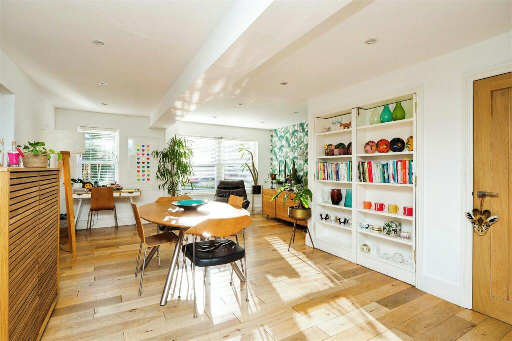 5 bed Detached