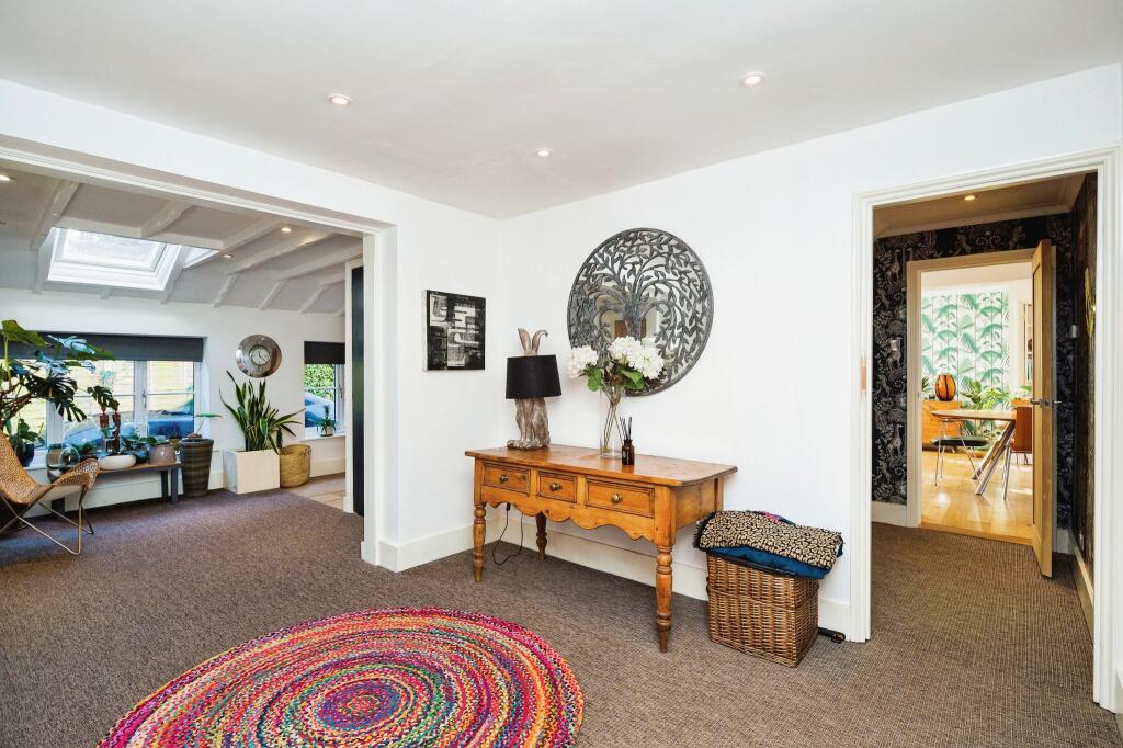 5 bed Detached