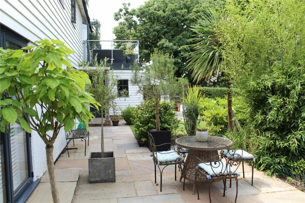 5 bed Detached