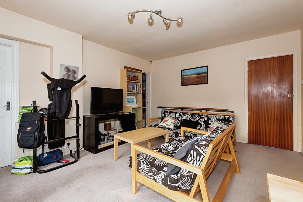 5 bed Detached