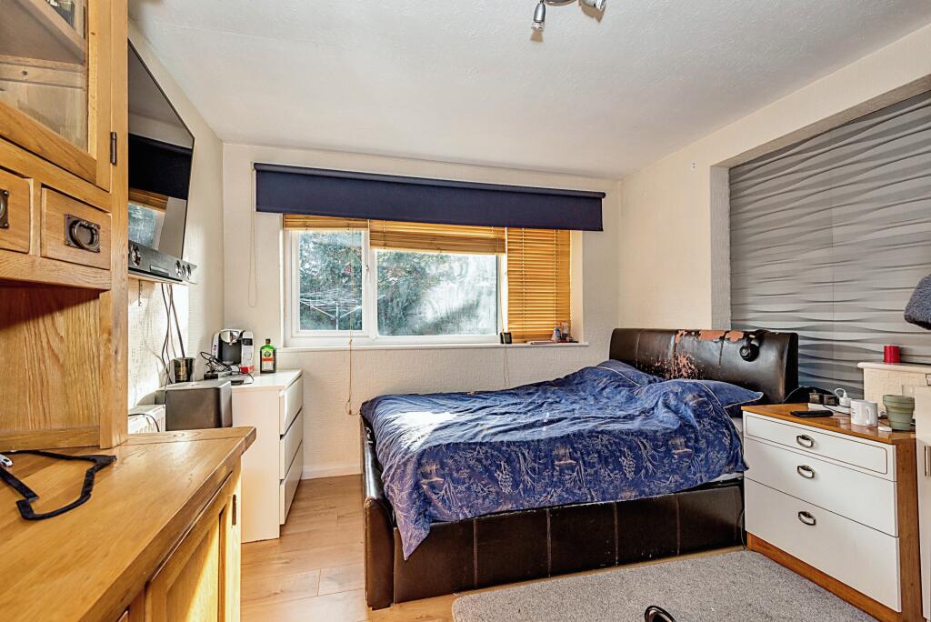 5 bed Detached