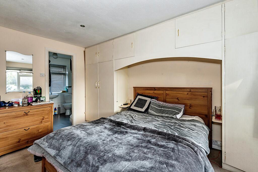 5 bed Detached