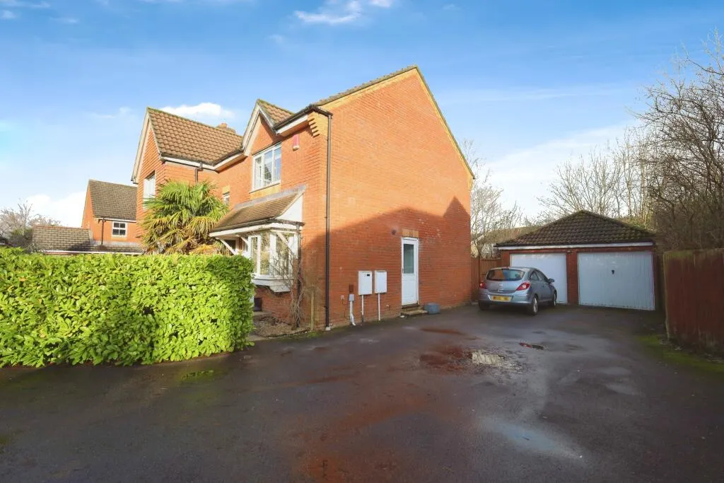 4 bed Detached