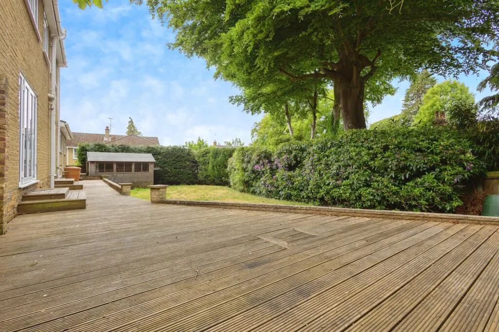 5 bed Detached