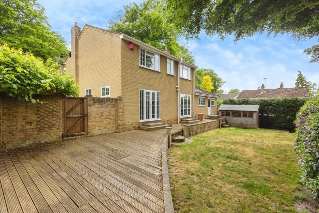 5 bed Detached