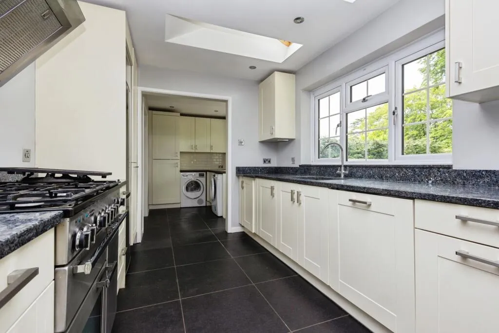 5 bed Detached