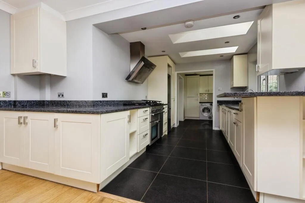 5 bed Detached