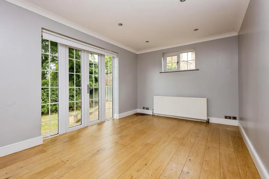5 bed Detached