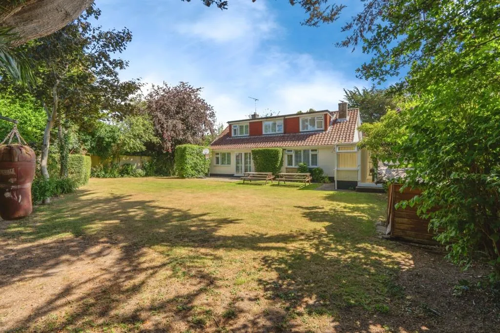 5 bed Detached Bungalow