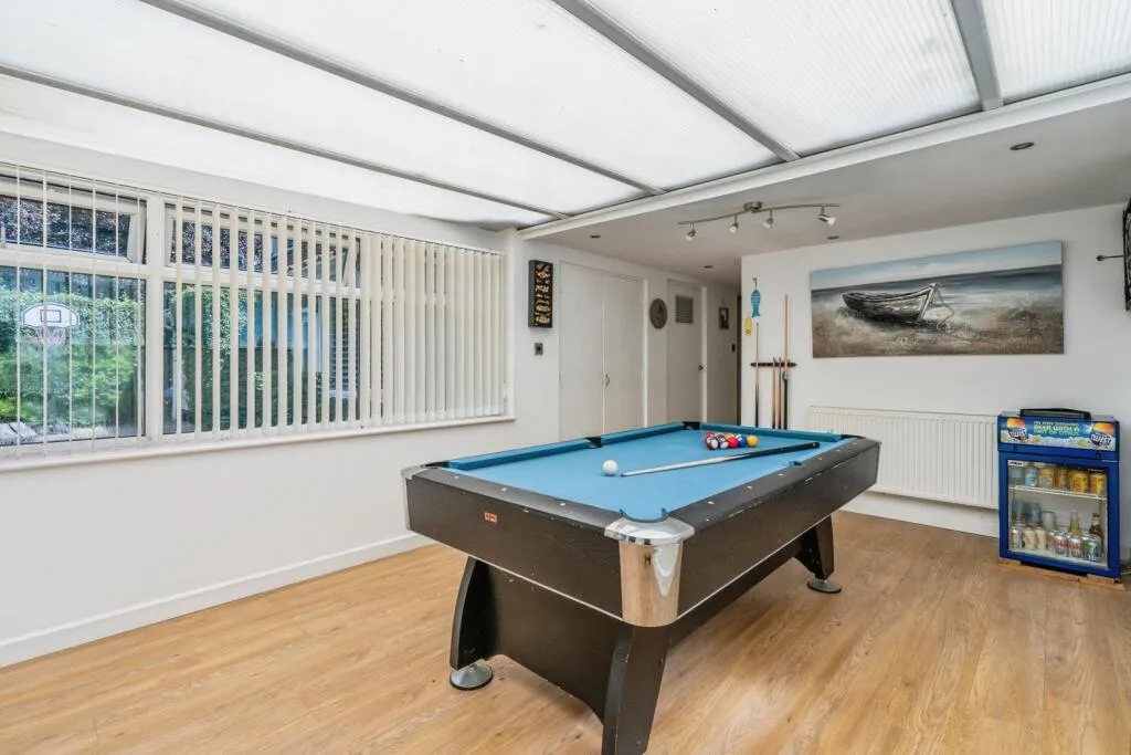5 bed Detached Bungalow
