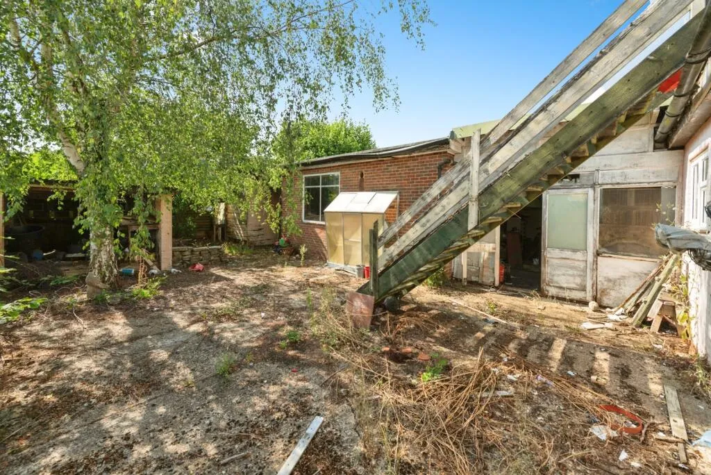 5 bed Detached