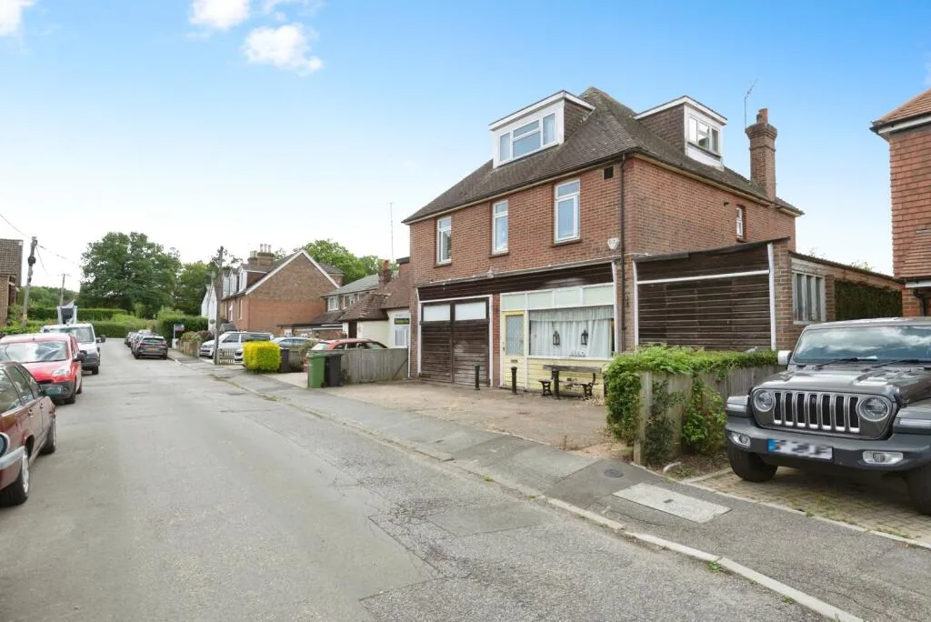 5 bed Detached