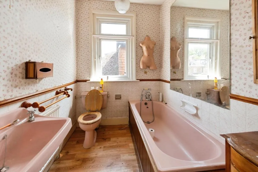 5 bed Detached