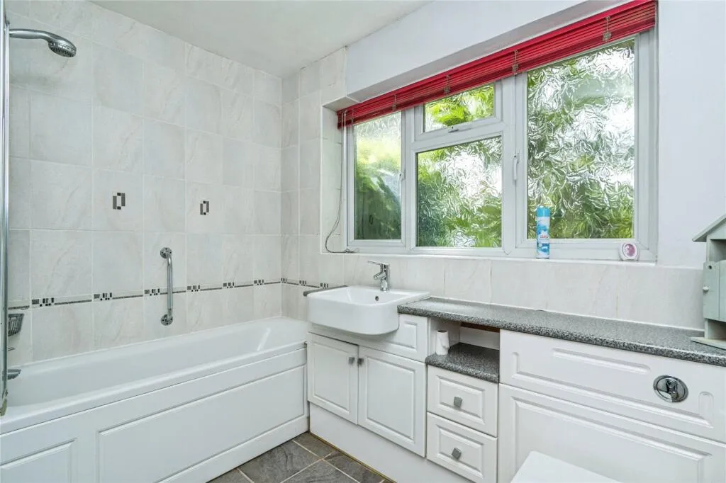 5 bed Detached