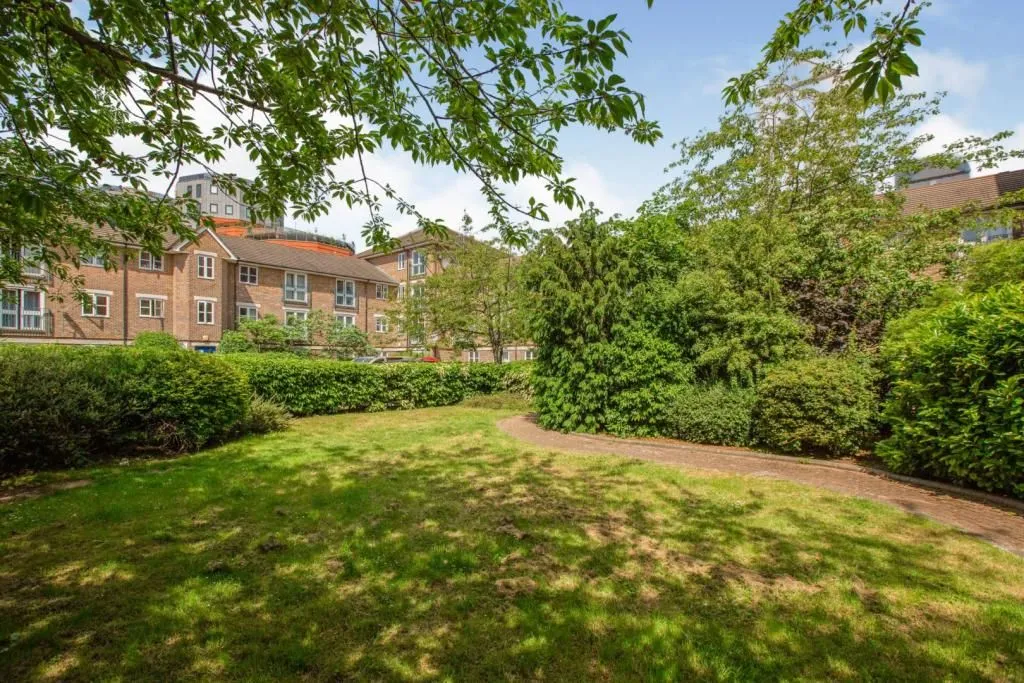 LONDON, E14 8PD - Online Auctions