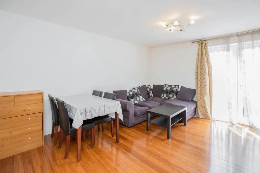 LONDON, E14 8PD - Online Auctions