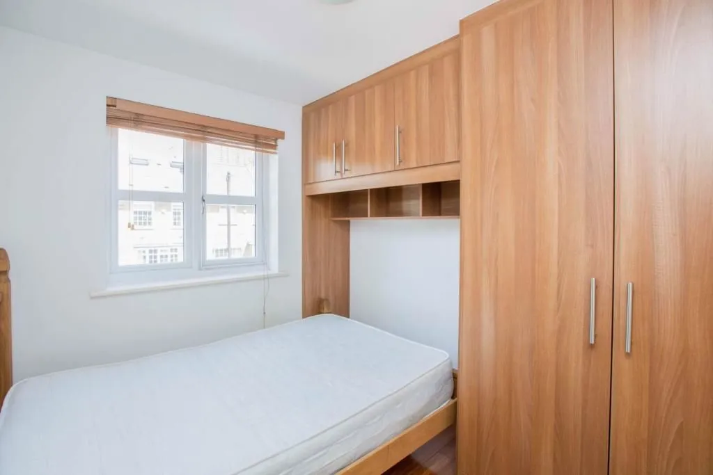 LONDON, E14 8PD - Online Auctions