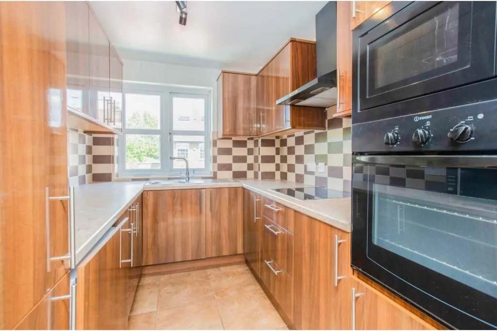 LONDON, E14 8PD - Online Auctions